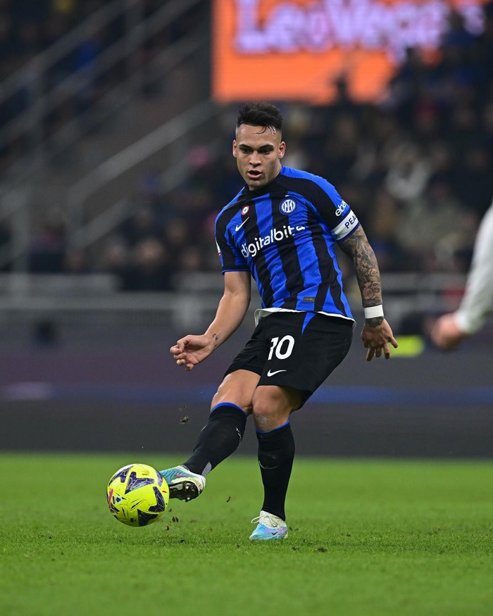 荷兰队员助攻犹如神助,轻松收获三分球