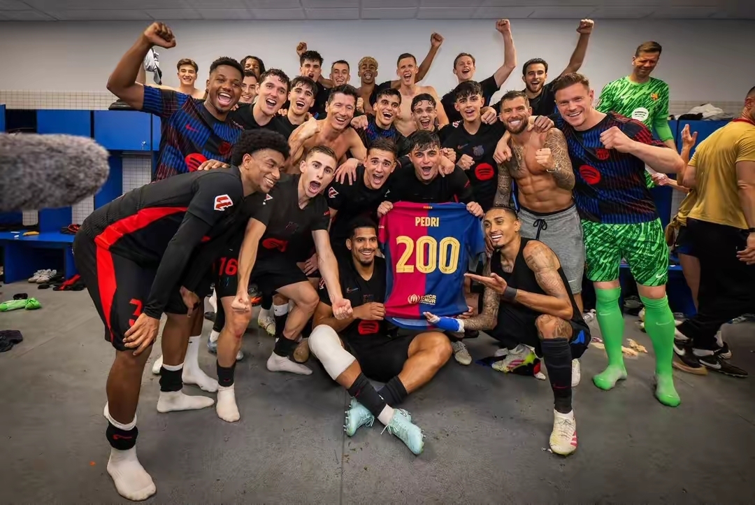 西班牙篮球明星在国内联赛中助队取得连胜冠军