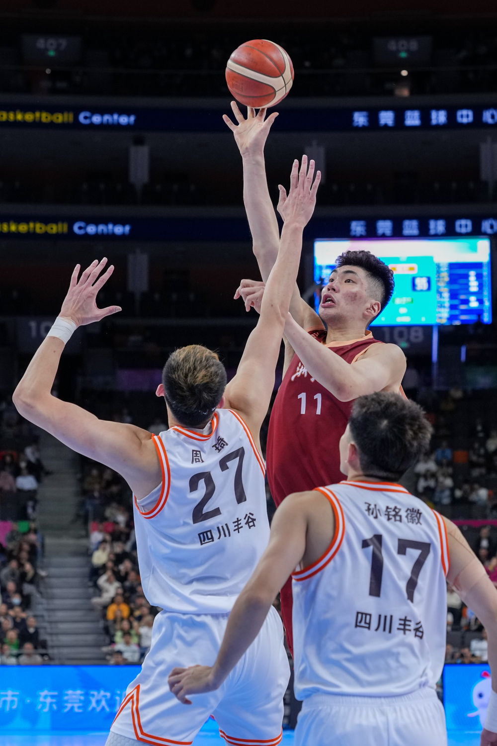 西班牙篮球明星在国内联赛中助队取得连胜冠军